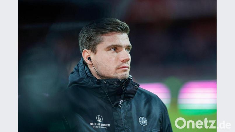 Der Nürnberger Trainer Robert Klauß im Gespräch mit den TV Moderatoren von Sky Sport. Bild: Daniel Löb/dpa/Archivbild