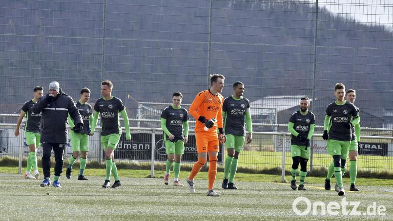 Die Spieler der DJK Gebenbach, hier bei einem Testspiel auf dem Raigeringer Kunstrasenplatz, müssen weiter auf das erste Heimspiel in diesem Jahr warten. Die Partie am Samstag gegen die DJK Vilzing kann nicht stattfinden. Archivbild: Hubert Ziegler