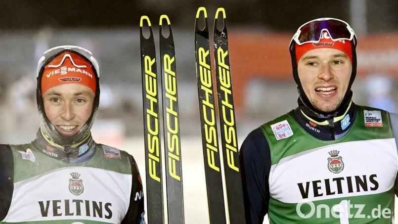 Eric Frenzel (links) und Terence Weber werden in Flossenbürg geehrt. Bild: Heikki Saukkomaa/dpa