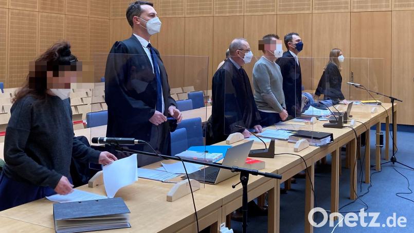 Vor dem Landgericht Weiden kommt ans Licht, was sich im Juli 2020 in einer Wohnung im westlichen Landkreis abspielte. Eine Mutter (links, mit Verteidiger Patrick Schmidt) und ihr Lebensgefährte (mit den Anwälten Reinhold Metzger und Rouven Colbatz) muss sich wegen schweren Missbrauchs ihres Sohnes verantworten. Bild: ca