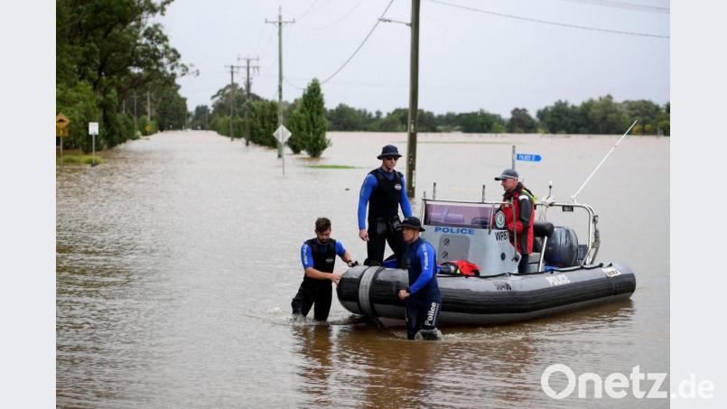 Polizisten In Australien patrouillieren im Hochwasser. Bild: Dan Himbrechts/AAP/dpa