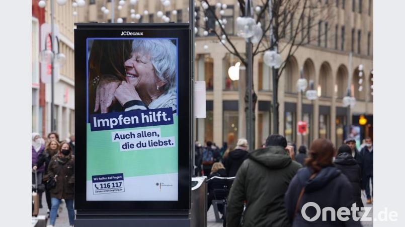 „Impfen hilft. Auch allen, die du liebst“ - Die Sieben-Tage-Inzidenz ist indes wieder leicht gestiegen. Bild: Oliver Berg/dpa