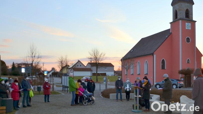 Bei einer spontanen Friedensandacht an der viel befahrenen Kreuzung am westlichen Ortseingang von Waidhaus stand das aktuelle Geschehen in der Ukraine im Mittelpunkt. Bild: fjo