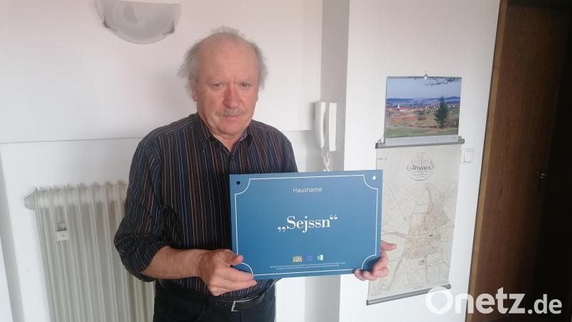 Sein eigenes Hausnamensschild hat der "Sejssn Hans" noch nicht angebracht – das soll aber bald geschehen. Bild: Winderl