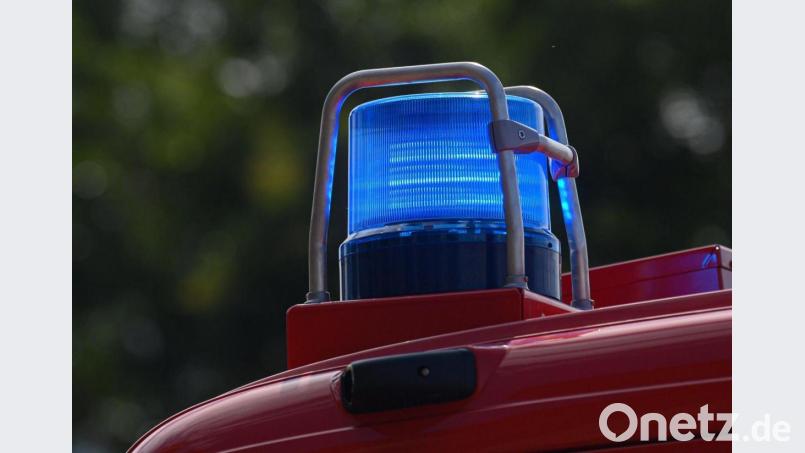 Ein Blaulicht leuchtet auf dem Dach eines Einsatzfahrzeugs der Feuerwehr. Bild: Robert Michael/dpa-Zentralbild/ZB/Symbolbild
