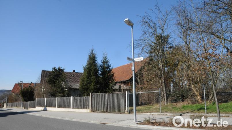 Auf dem Grundstück an der Sandstraße mit dem ehemaligen Bauernhof soll eine Eigentumswohnanlage mit elf Wohnungen und den entsprechenden Stellplätzen gebaut werden. Bild: bey