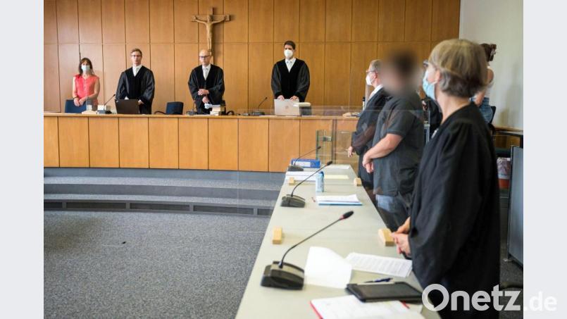 Wegen versuchter Morde an sechs Patienten und gefährlicher Körperverletzung ist ein ehemaliger Krankenpfleger (2.v.r.) zu einer lebenslangen Freiheitsstrafe verurteilt worden. Bild: Oliver Dietze/dpa