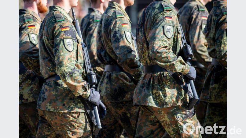 Soldaten der Bundeswehr laufen über den Appellplatz im niedersächsischen Seedorf. Bild: Sina Schuldt/dpa