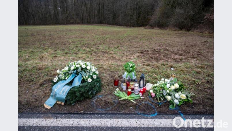 Ein Kranz sowie Blumen und Kerzen liegen am Tatort an der Kreisstraße 22 bei Ulmet (Rheinland-Pfalz) zum Gedenken. Dort wurden zwei Polizisten bei einer Verkehrskontrolle getötet. Bild: Harald Tittel/dpa