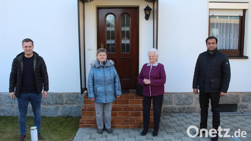 Bürgermeister Wolfgang Söllner (von links) und Christa Schiener vom Seniorenwerk sowie Pfarrer Pater Anish George überbrachten Rosa Plannerer die besten Wünsche zu ihrem 90. Geburtstag. Bild: soj