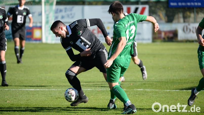 Schon Mitte der ersten Hälfte war Schluss für Megim Bajrami (am Ball). Der Spielmacher der DJK Ammerthal bekam im Spiel beim 1. SC Feucht die Rote Karte nach einer Unsportlichkeit. Archivbild: Andreas Brückmann
