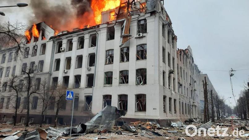 Dieses vom ukrainischen Katastrophenschutz veröffentlichte Foto zeigt einen Brand in einem Fakultätsgebäude der Universität Charkiw, der durch einen russischen Raketenangriff verursacht wurde. Bild: Emergency Service Of Ukraine/PA Media/dpa