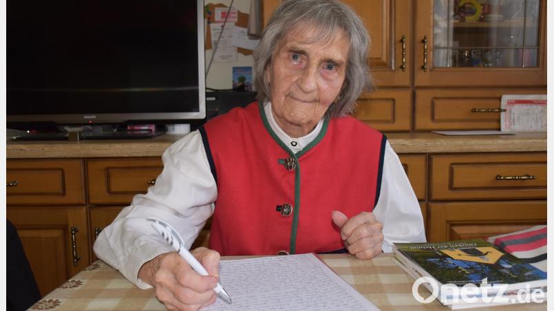 Am Tisch in der Küche schreibt Ruth Würner den Großteil ihrer Geschichten und Gedichte. Sie arbeitet gern in den frühen Morgenstunden oder immer dann, wenn ihr spontan etwas in den Sinn kommt. Bild: ubb