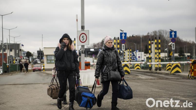 Ukrainische Flüchtlinge überqueren die polnische Grenze in Medyka. Schätzungen zufolge sind bereits über eine Million Menschen aus dem Kriegsgebiet geflohen. Bild: Attila Husejnow/dpa