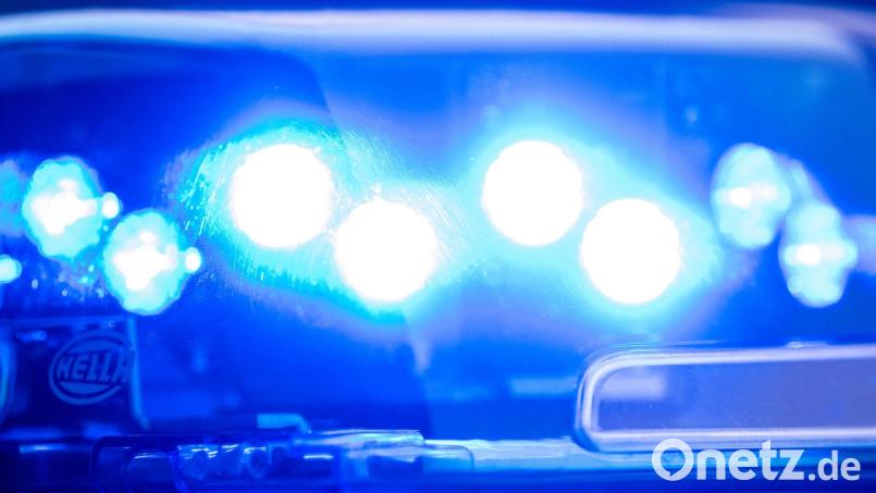 Ein Blaulicht leuchtet auf dem Dach einer Polizeistreife. Bild: Lino Mirgeler/dpa/Symbolbild