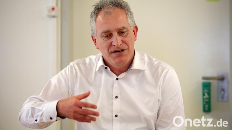 Jürgen Kerner, der Hauptkassierer der IG Metall, ist eigentlich in ganz friedlicher Absicht nach Amberg gekommen. Plötzlich muss er erklären, wie die Gewerkschaft mit dem Krieg in der Ukraine umgeht. Bild: Wolfgang Steinbacher