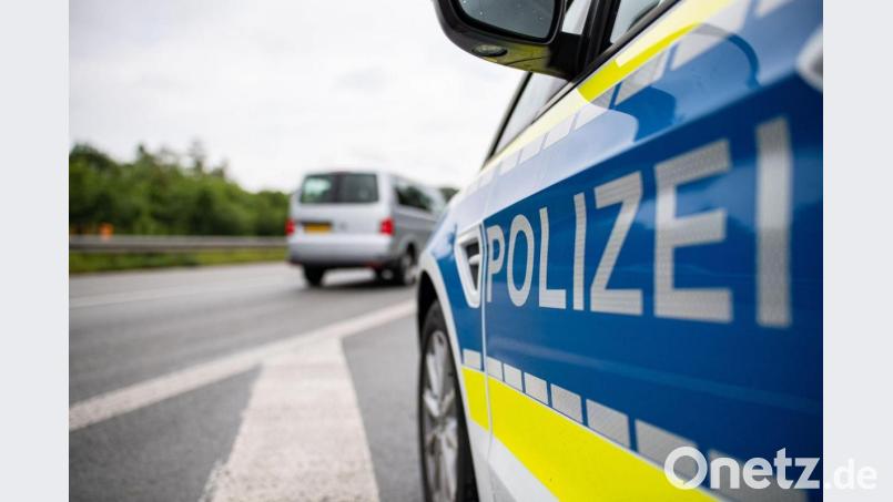 Ein Streifenwagen der Polizei steht auf einer Straße. Bild: Guido Kirchner/dpa/Symbolbild