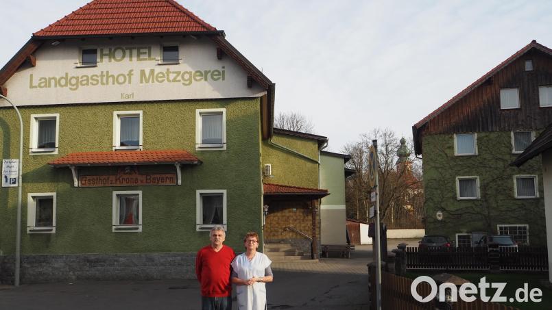 Nach rund 40 Jahren verkauften die leidenschaftlichen Gastwirte Maria und Max Karl den Landgasthof mit Gaststätte und Saal (links) und die Pension (rechts) an eine Familie aus Oberbayern. Bild: gz