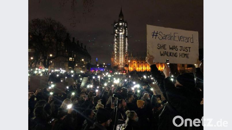 Proteste gegen Gewalt gegen Frauen: Menschen versammeln sich auf dem Parliament Square in London im Gedenken an Sarah Everard (2021). Bild: Catherine Wylie/PA Wire/dpa