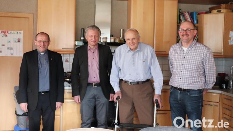 Zum 90.Geburtstag gratulierten dem Jubilar Georg Lukas sen. (Zweiter von rechts) Pfarrer Thomas Thiermann und Bürgermeister Lothar Müller (von links). Mit dabei der Sohn des Jubilars Georg Lukas jun. Bild: flt
