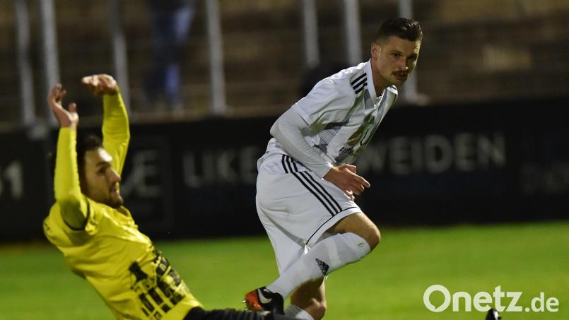 Josef Rodler (rechts) und die SpVgg SV Weiden müssen sich weiter gedulden. Die Samstagpartie beim TSV Seebach wurde abgesagt. Bild: A. Schwarzmeier