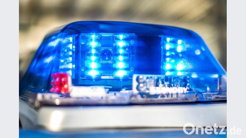 Ein Blaulicht leuchtet auf dem Dach eines Polizeiwagens. Bild: David Inderlied/dpa/Symbolbild