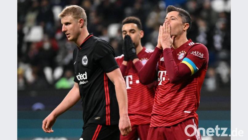 Bayerns Robert Lewandowski (r) trug in Frankfurt eine Kapitänsbinde in den ukrainischen Nationalfarben Blau und Gelb. Bild: Arne Dedert/dpa