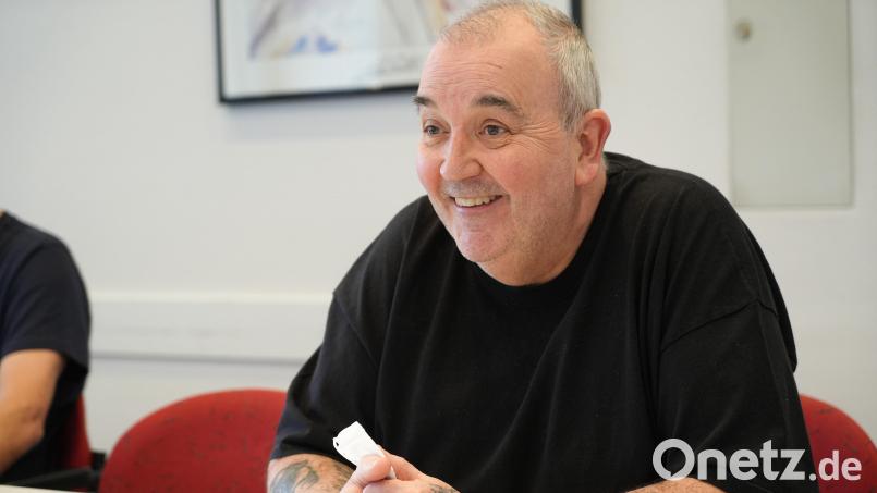 Phil Taylor war beim Interview mit Oberpfalz-Medien in bester Plauderlaune. Der Darts-Rekordweltmeister tritt am Wochenende dreimal bei &quot;Shortys Darts-Event&quot; im Evangelischen Vereinshaus in Weiden auf. Bild: Marina Gube