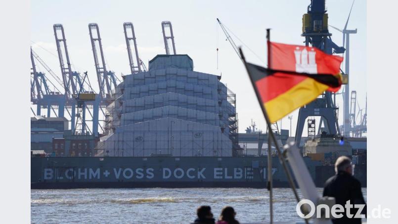 Komplett verhüllt liegt die Mega-Yacht „Dilbar“ im Blohm+Voss Dock Elbe 17 im Hamburger Hafen. Bild: Marcus Brandt/dpa