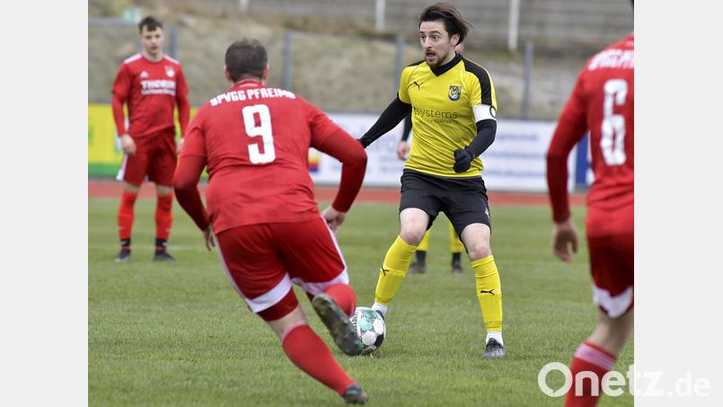 Beim Testspielsieg gegen die SpVgg Pfreimd (3:1) holte sich der FC Amberg (im gelben Trikot Kapitän Benjamin Burger) noch einmal Selbstvertrauen für den Auftakt in der Landesliga gegen die SpVgg Lam. Archivbild: Hubert Ziegler