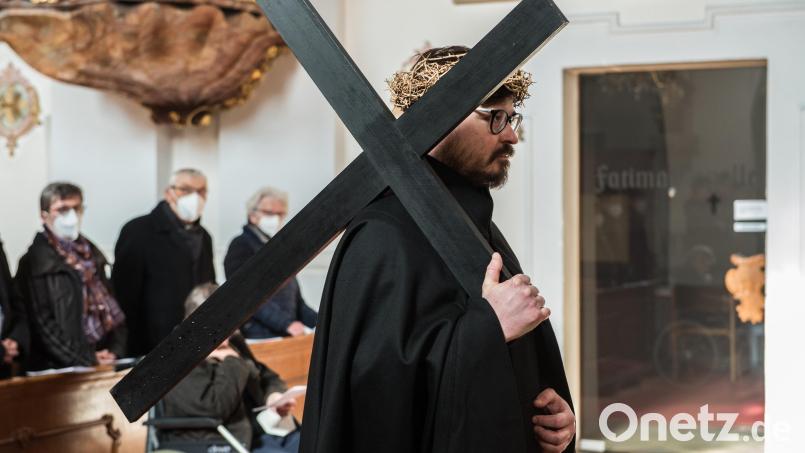 Als äußeres Zeichen seiner künftigen Lebensausrichtung wird Frater Laurentius Maria die Dornenkrone und das Kreuz bei der Einkleidung aufgelegt. Bild: Fr. Seraphim Fischer/exb