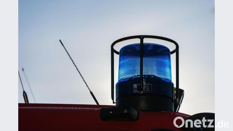 Ein Blaulicht auf dem Dach eines Einsatzfahrzeugs der Feuerwehr. Bild: Philipp von Ditfurth/dpa/Symbolbild
