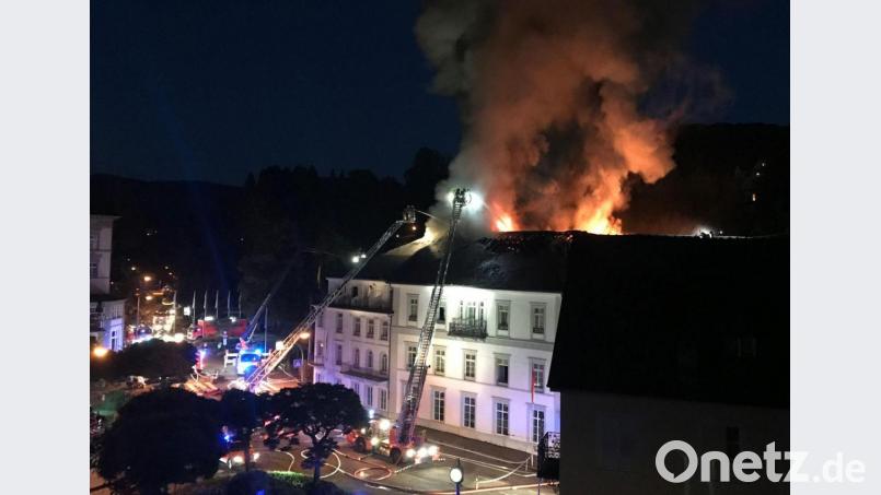 Die Feuerwehr löscht von Drehleitern aus das Hotel „Badischer Hof“ (2021). Etwa 160 Gäste mussten vor dem Feuer in Sicherheit gebracht werden. Bild: Patrick Neumann/SWR/dpa