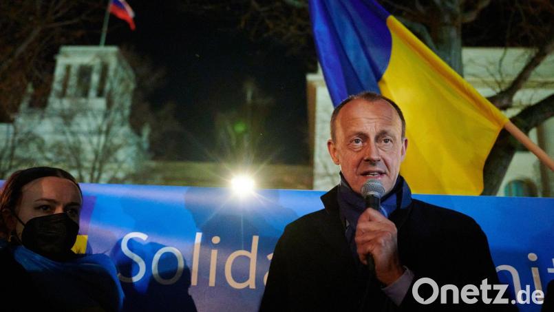 CDU-Chef Friedrich Merz bei einer Mahnwache vor der russischen Botschaft in Berlin. Bild: Annette Riedl/dpa