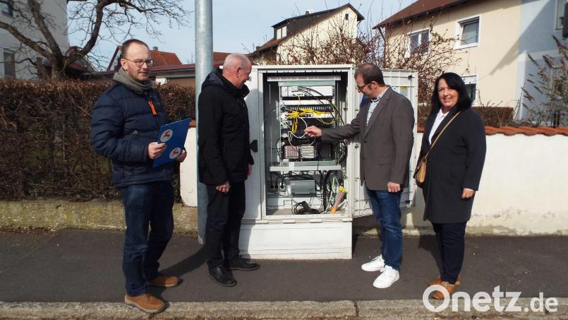Vor dem Schaltkasten für Glasfaster in Moos (von links): Hauptamtsleiter Wolfgang Roggenhofer, Bürgermeister Roland Strehl sowie Markus Jobst und Alexandra Sitter von Jobst-Net. Bild: e