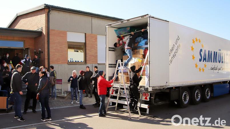 Dutzende von Menschen halfen Donnerstag Vormittag in Wackersdorf beim Beladen des großen 40-Tonners, der am Freitag Hilfsgüter an die slowakisch-ukrainische Grenze bringt. Bild: Thomas Dobler