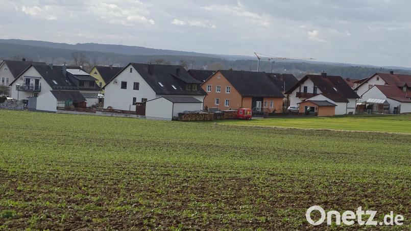 Am östlichen Dorfrand von Knölling soll auf einer gegenwärtig noch landwirtschaftlich genutzten Fläche ein Baugebiet entstehen. In einem ersten Schritt sind 27 Parzellen vorgesehen. Bild: Houschka