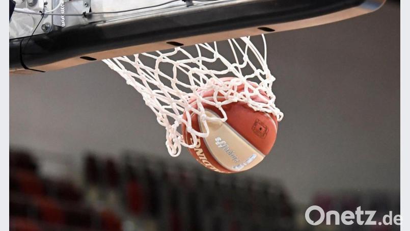 Ein Basketball landet im Korb. Bild: Thomas Kienzle/dpa/Symbolbild