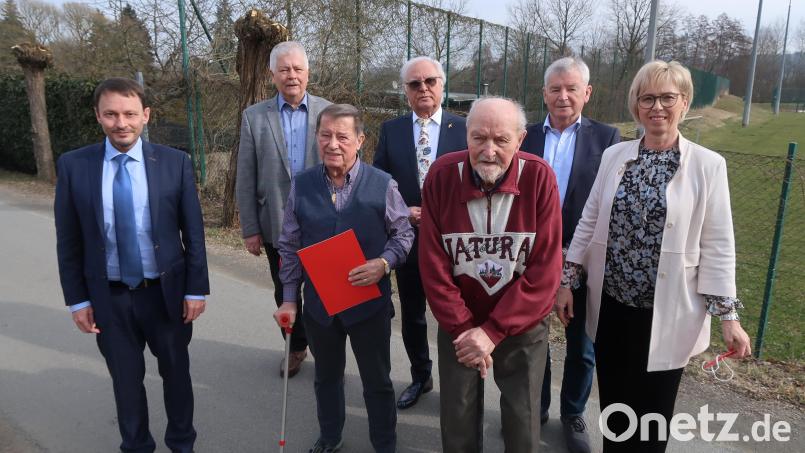 Die Weidener Genossen ehren die Gründungsvorstandsmitglieder der SPD AG 60 plus: (von links) Oberbürgermeister Jens Meyer, SPD-Bezirksvorsitzender Reinhold Strobl, Wilhelm Moser, Vorsitzender Karlheinz Roth, Johann Sittl, Ernst Werner und Sabine Zeidler. Bild: Kunz
