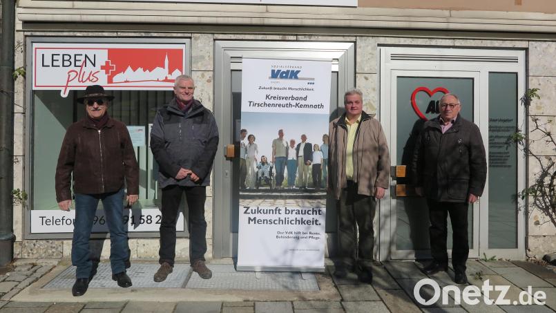 VdK Kreisgeschäftsführer Thomas Stöckl (Zweiter von links) informierte Kreisvorsitzenden Georg Brand (rechts), Ortsvorsitzenden Ottmar Bothner und Kassier Günter Deiml (von links) Bild: jzk