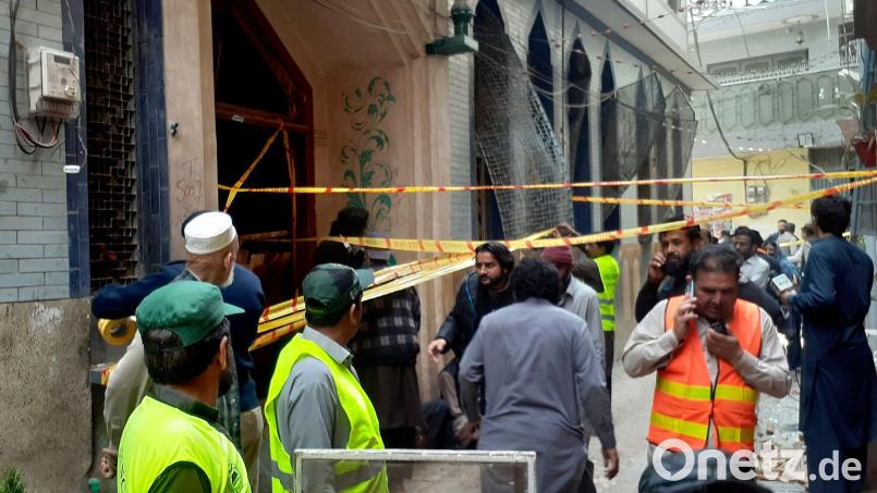 Rettungskräfte und Freiwillige versammeln sich am Ort der Bombenexplosion. Bild: Muhammad Sajjad/AP/dpa
