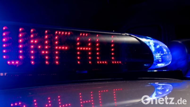 Zu einem Auffahrunfall mit drei Fahrzeugen kam es am Freitagabend auf der B22 zwischen Guttenberg und Schadenreuth. Symbolbild: Monika Skolimowska/dpa