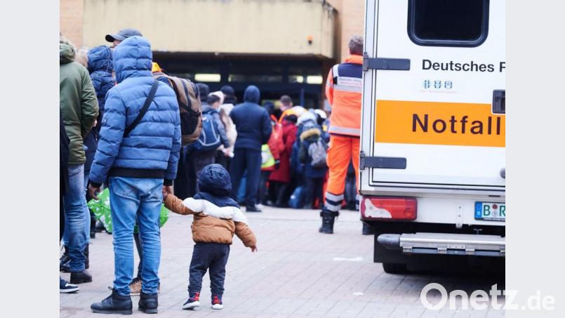 Flüchtlinge aus der Ukraine kommen im Ankunftszentrum Reinickendorf an. Allen am Donnerstag kamen 6500 Flüchtende in Direktzügen aus dem ukrainischen Grenzgebiet in Berlin an. Bild: Annette Riedl/dpa