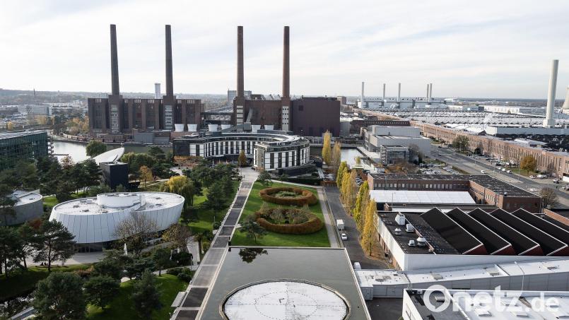 Blick auf das Werksgelände von Volkswagen. Bei der neuen Fabrik für das künftig zentrale VW-Modell Trinity im Großraum Wolfsburg zeichnet sich ein Standort unmittelbar am Stammwerk ab. Bild: Swen Pförtner/dpa