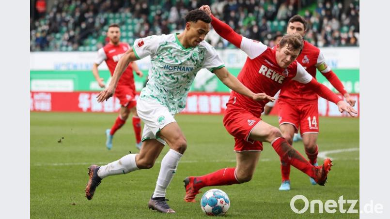 Der Fürther Jamie Leweling (l) versucht mit dem Ball am Kölner Luca Kilian vorbei zu kommen. Bild: Daniel Karmann/dpa