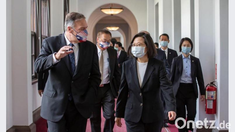 Der ehemalige US-Außenminister Mike Pompeo (l.) und Taiwans Präsidentin Tsai Ing-wen während eines Treffens im Präsidialamt in Taipeh. Bild: Uncredited/Taiwan Presidential Office/AP/dpa