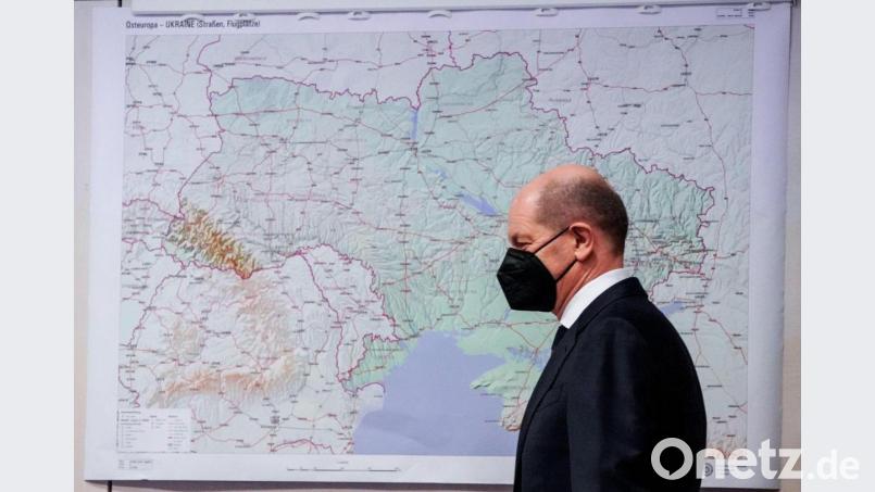 Olaf Scholz im Einsatzführungskommando der Bundeswehr in Schwielowsee. Einen Nato-Einsatz in der Ukraine hatte der Bundeskanzler zuvor ausgeschlossen. Bild: Clemens Bilan/ EPA Pool/dpa