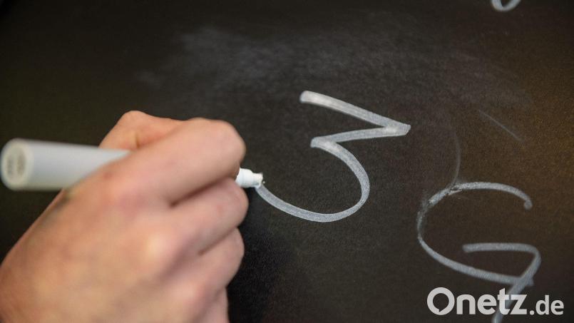 Ein Mann schreibt den Hinweis zur 3G-Regelung auf eine Tafel. In Bayerns Gastronomie reicht künftig ein negativer Coronatest. Bild: Stefan Puchner/dpa/