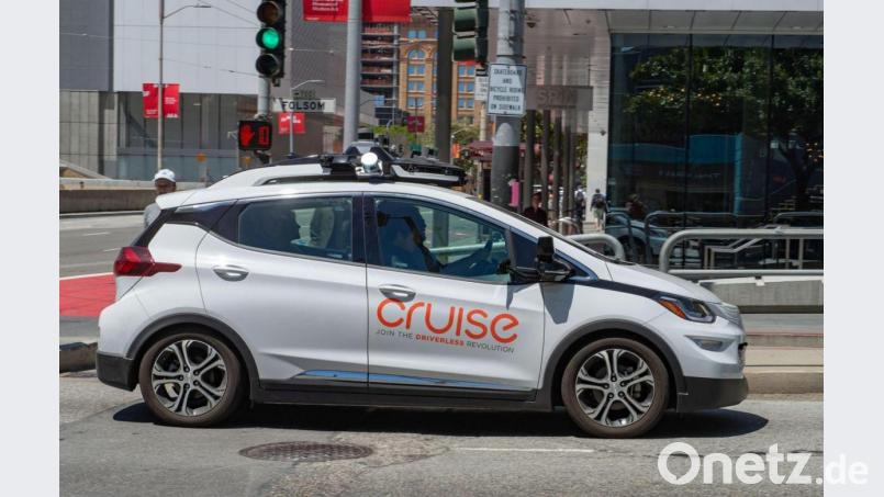 Ein selbstfahrendes Auto der General-Motors-Tochterfirma Cruise im Straßenverkehr in San Francisco. Bild: Andrej Sokolow/dpa