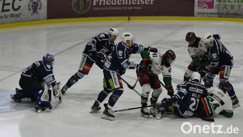 Die Blue Devils und die Starbulls Rosenheim lieferten sich am Freitag einen Kampf auf Biegen und Brechen. Die Weidener siegten 6:5 nach Penaltyschießen. Bild: gb